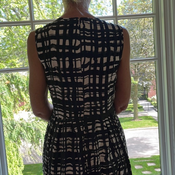 S Max Mara.Black & white knee length dress. Simple elegant design. Side pockets - Picture 3 of 8
